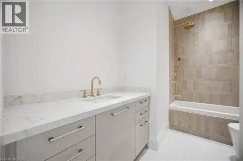 40 Maple Avenue North Mississauga ON L5H 2S1