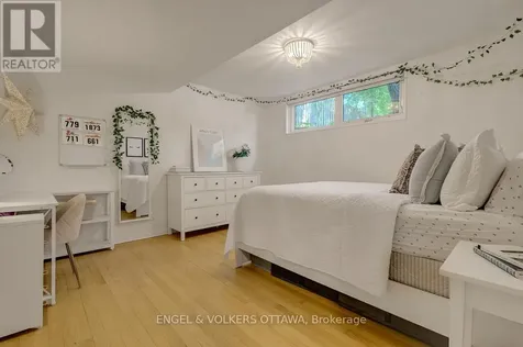 54 Qualicum Street Ottawa ON K2H 7H4