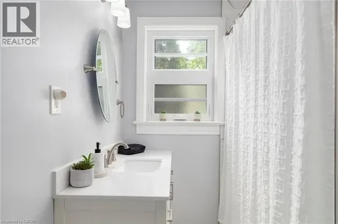 5 Brentwood Avenue Kitchener ON N2H 2C4