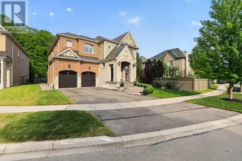 10 Forest Grove Court Aurora ON L4G 3G4