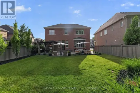 10 Forest Grove Court Aurora ON L4G 3G4