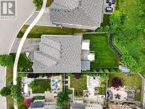 10 Forest Grove Court Aurora ON L4G 3G4