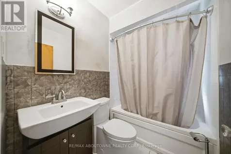 253 Maurice Drive Oakville (co Central) ON L6K 2X2