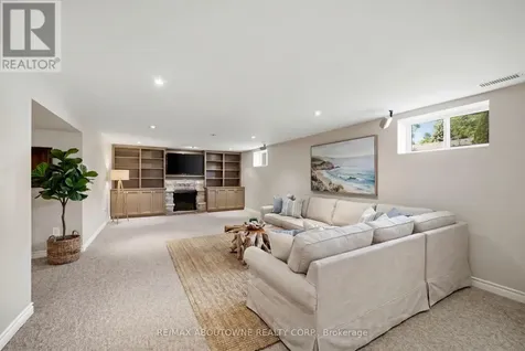 253 Maurice Drive Oakville (co Central) ON L6K 2X2