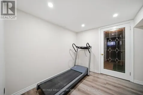 253 Maurice Drive Oakville (co Central) ON L6K 2X2
