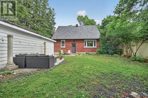 140 Begonia Avenue Ottawa ON K1H 6E4