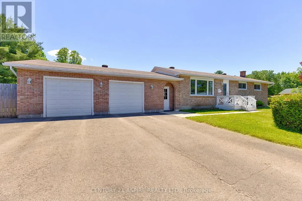 17 Maple Avenue Petawawa ON K8H 2Y4