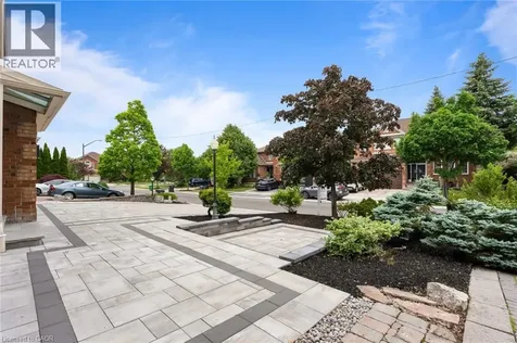 6872 Round Leaf Court Mississauga ON L5N 6X6