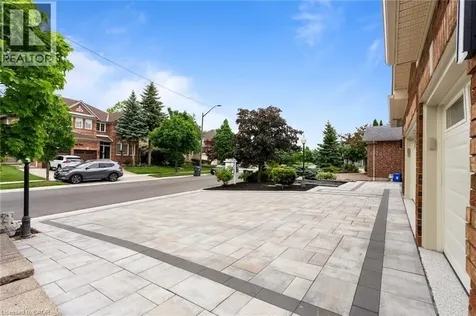 6872 Round Leaf Court Mississauga ON L5N 6X6