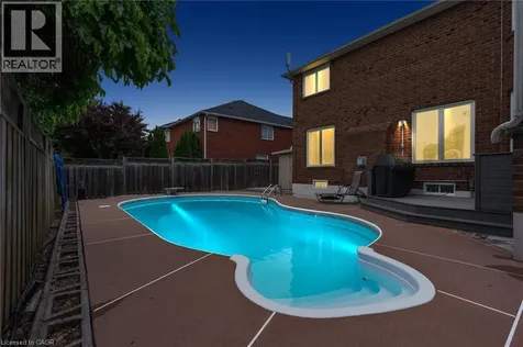 6872 Round Leaf Court Mississauga ON L5N 6X6