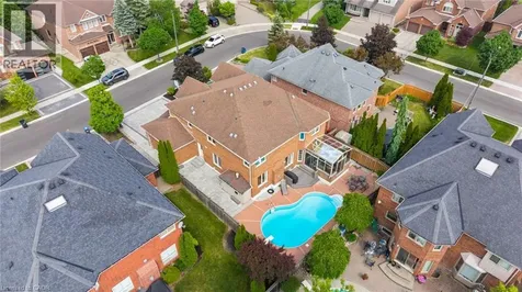 6872 Round Leaf Court Mississauga ON L5N 6X6