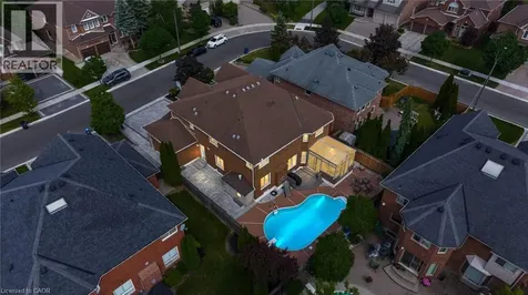 6872 Round Leaf Court Mississauga ON L5N 6X6