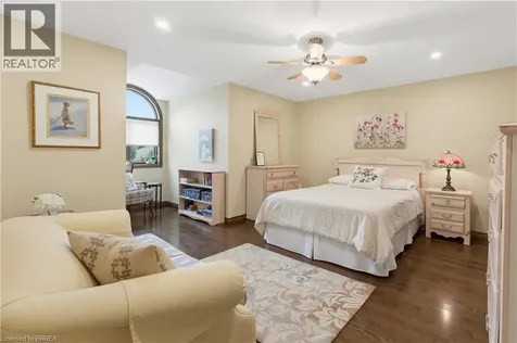 114 Jerome Park Drive Dundas ON L9H 6H3