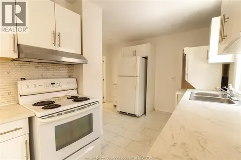 1025 Curry Windsor ON N9B 2A6