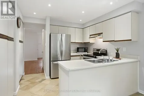 133 Warner Drive Oakville (br Bronte) ON L6L 6G7