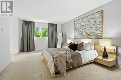 133 Warner Drive Oakville (br Bronte) ON L6L 6G7