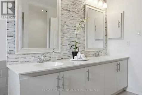 133 Warner Drive Oakville (br Bronte) ON L6L 6G7