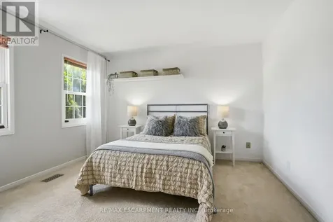 133 Warner Drive Oakville (br Bronte) ON L6L 6G7