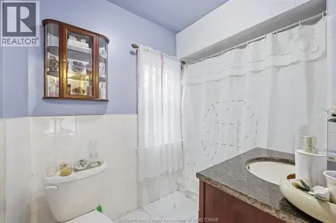 908 Oak Street Windsor ON N9A 5G2