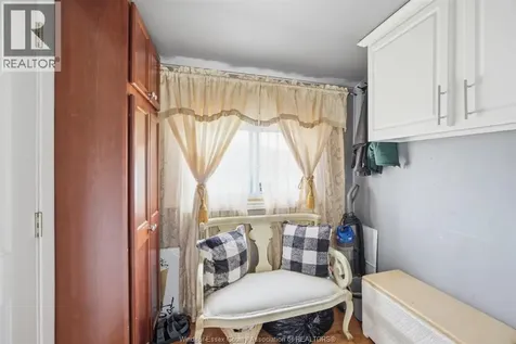908 Oak Street Windsor ON N9A 5G2