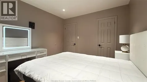 9793 Lynngrove Crescent Windsor ON N8R 1B8