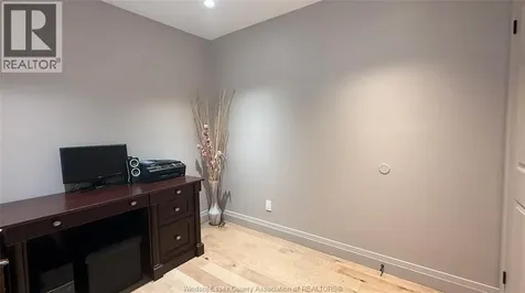 9793 Lynngrove Crescent Windsor ON N8R 1B8