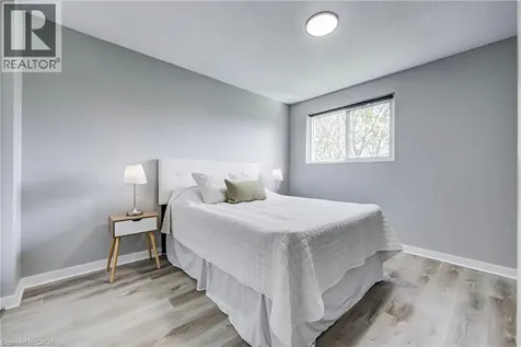 2367 Middlesmoor Crescent Burlington ON L7P 3X4