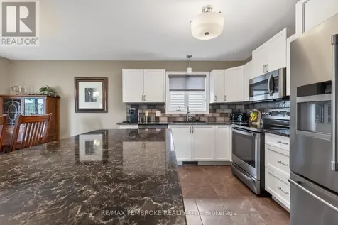 61 Oak Avenue Petawawa ON K8H 0B5