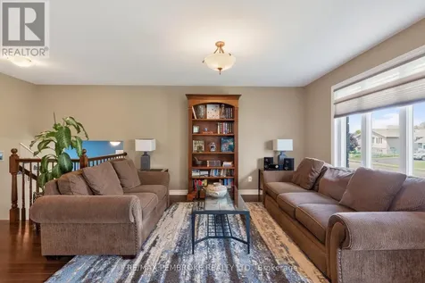 61 Oak Avenue Petawawa ON K8H 0B5