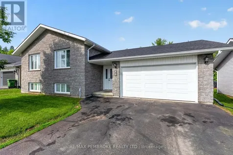 61 Oak Avenue Petawawa ON K8H 0B5