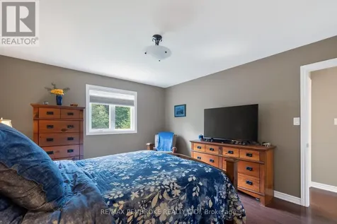 61 Oak Avenue Petawawa ON K8H 0B5