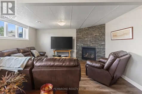 61 Oak Avenue Petawawa ON K8H 0B5