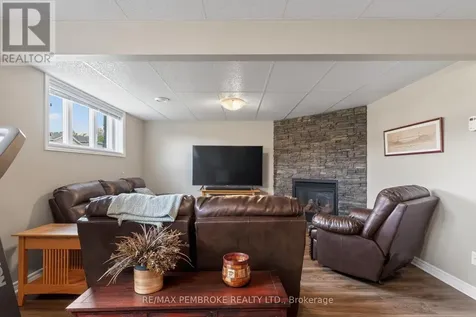 61 Oak Avenue Petawawa ON K8H 0B5