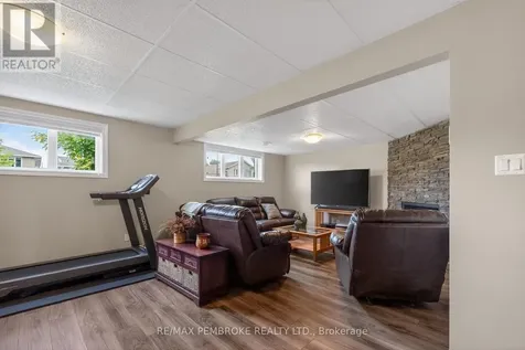 61 Oak Avenue Petawawa ON K8H 0B5