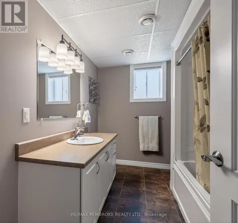 61 Oak Avenue Petawawa ON K8H 0B5
