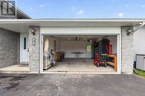 61 Oak Avenue Petawawa ON K8H 0B5