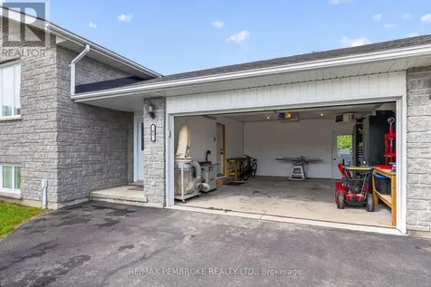 61 Oak Avenue Petawawa ON K8H 0B5