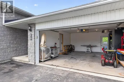 61 Oak Avenue Petawawa ON K8H 0B5