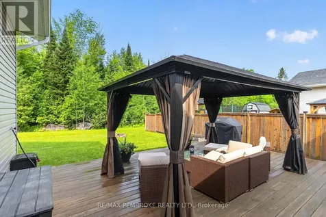 61 Oak Avenue Petawawa ON K8H 0B5