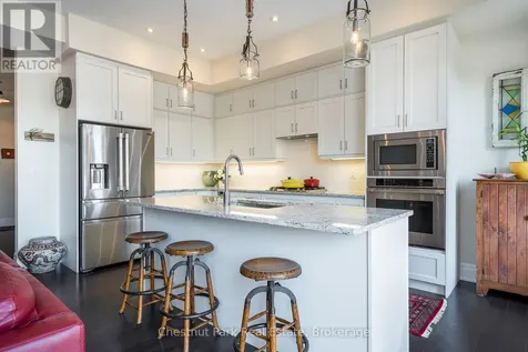 31 Emerson Mews Collingwood ON L9Y 2X4