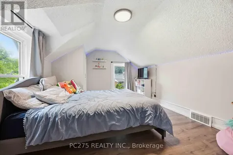 112 Essex Street Sarnia ON N7T 4R7