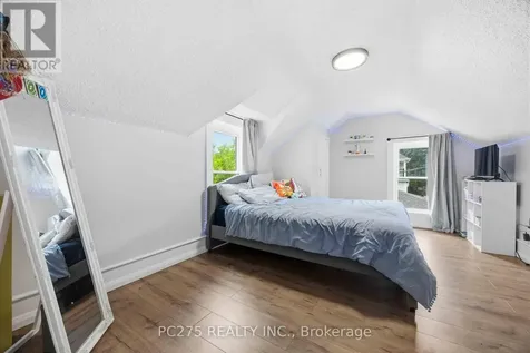 112 Essex Street Sarnia ON N7T 4R7