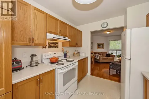 23 Roblyn Way Ottawa ON K2G 5Z4
