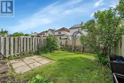 23 Roblyn Way Ottawa ON K2G 5Z4