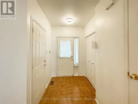 172 Gray Crescent Ottawa ON K2K 3L8
