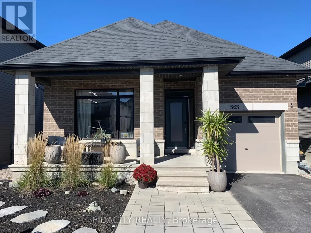 565 Bobolink Ridge Ottawa ON K2S 2P4