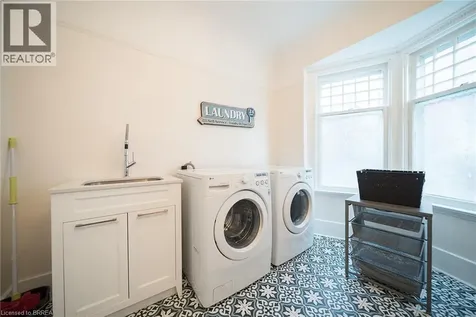 8 William Street Brantford ON N3T 3K1