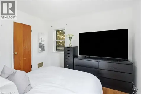 4 Duncombe Drive Hamilton ON L9A 2E8