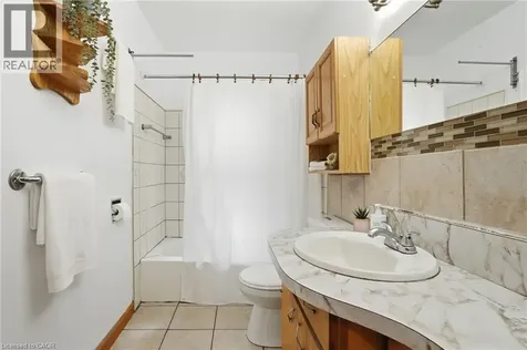 4 Duncombe Drive Hamilton ON L9A 2E8