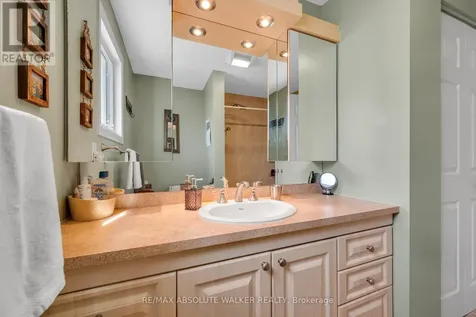 1546 Meadowfield Place Ottawa ON K1C 5V9